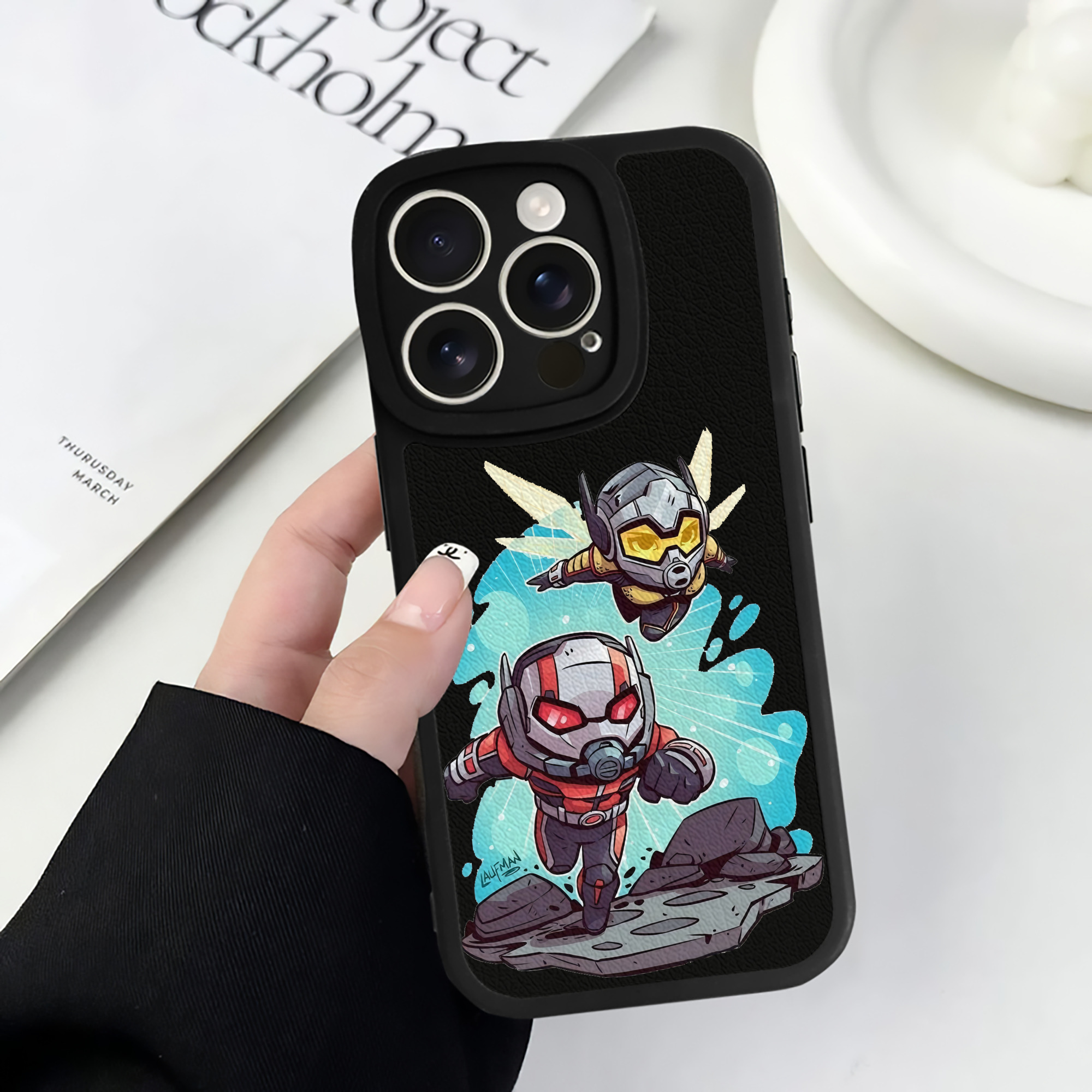 （画像用） アベンジャーズ The Avengers 【iPhone 16シリーズ対応】シリコンスマホケース（レザー調） 材質：シリコン